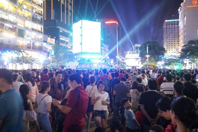Người Sài Gòn vật vờ ăn uống, mệt mỏi chờ xem pháo hoa - ảnh 3