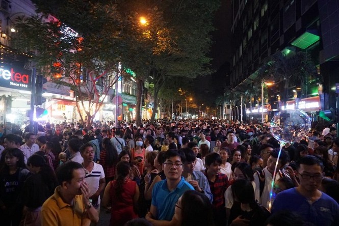 Người Sài Gòn vật vờ ăn uống, mệt mỏi chờ xem pháo hoa - ảnh 2