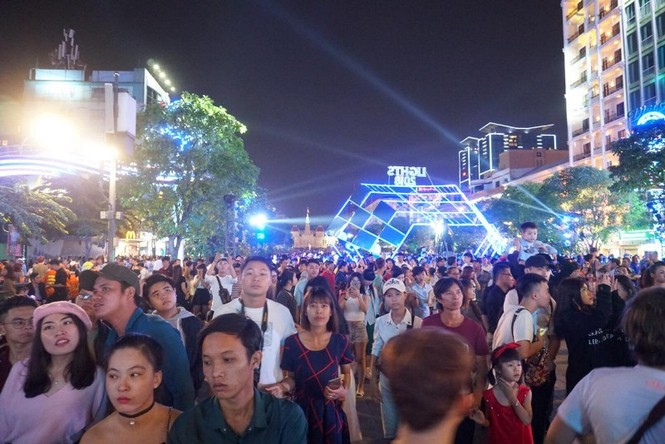Người Sài Gòn vật vờ ăn uống, mệt mỏi chờ xem pháo hoa - ảnh 1