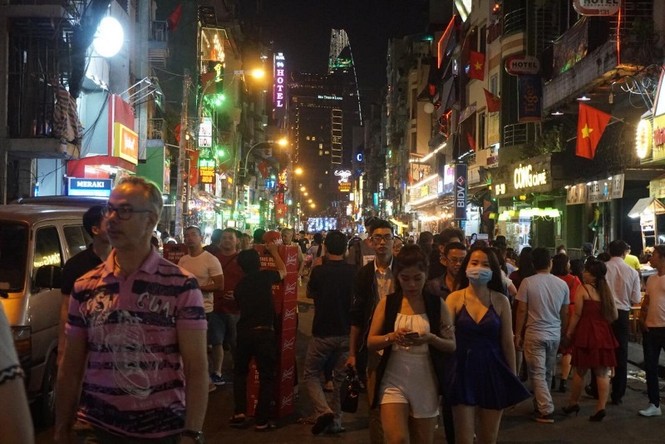 Người Sài Gòn vật vờ ăn uống, mệt mỏi chờ xem pháo hoa - ảnh 16
