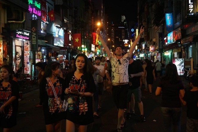 Người Sài Gòn vật vờ ăn uống, mệt mỏi chờ xem pháo hoa - ảnh 13