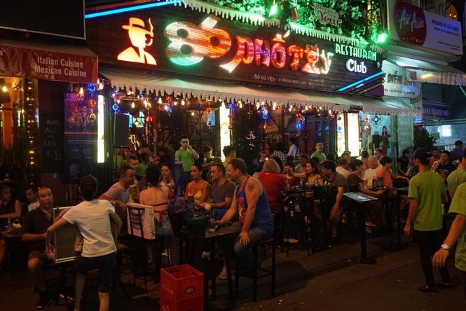 Người Sài Gòn vật vờ ăn uống, mệt mỏi chờ xem pháo hoa - ảnh 10