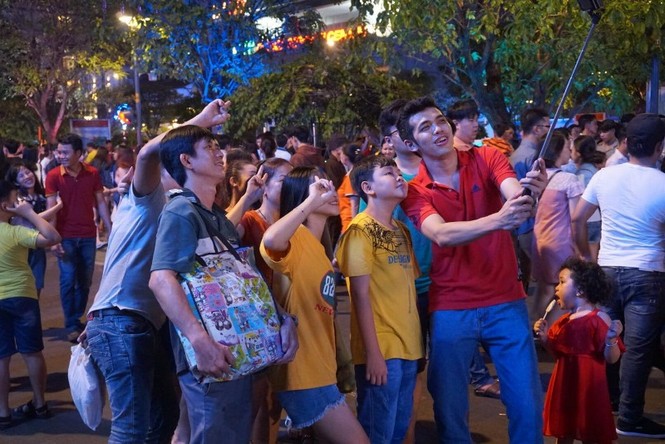 Người Sài Gòn vật vờ ăn uống, mệt mỏi chờ xem pháo hoa - ảnh 12