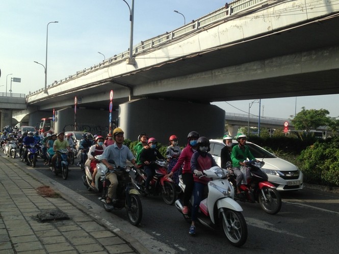 Đường phố TPHCM thông thoáng lạ thường sáng đi làm đầu năm - ảnh 6