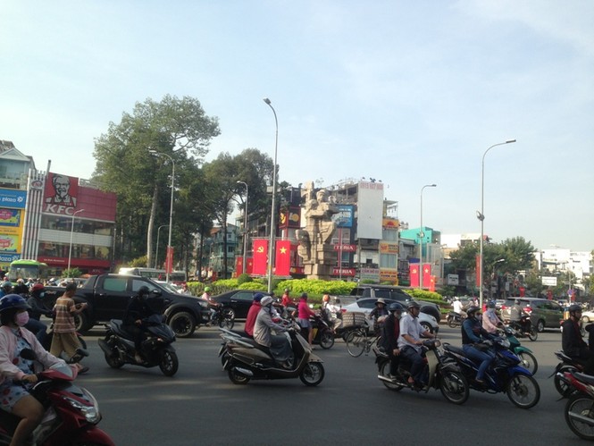 Đường phố TPHCM thông thoáng lạ thường sáng đi làm đầu năm - ảnh 3