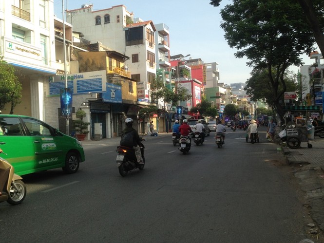 Đường phố TPHCM thông thoáng lạ thường sáng đi làm đầu năm - ảnh 5