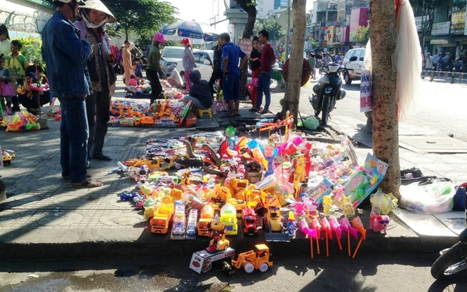 Tràn lan đồ chơi không nguồn gốc trước bệnh viện - ảnh 3