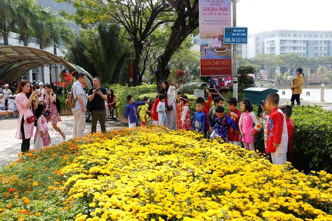 Giới trẻ tấp nập đến Hội hoa xuân Phú Mỹ Hưng 'sống ảo' - ảnh 1