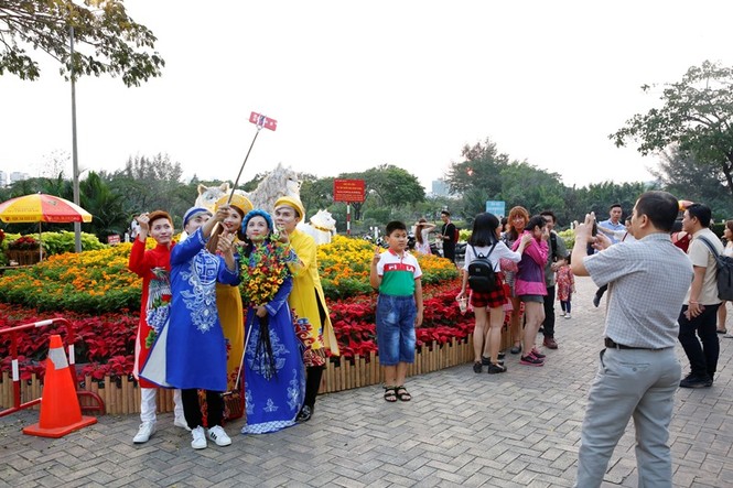 Giới trẻ tấp nập đến Hội hoa xuân Phú Mỹ Hưng 'sống ảo' - ảnh 10
