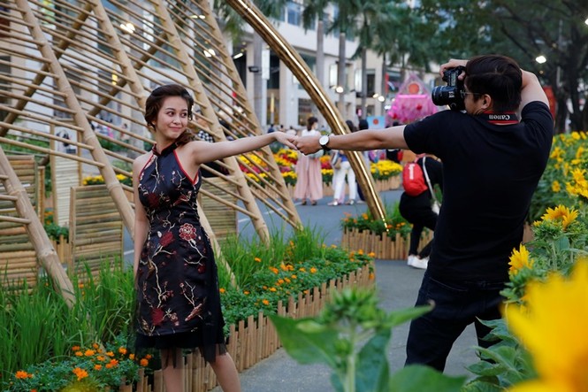 Giới trẻ tấp nập đến Hội hoa xuân Phú Mỹ Hưng 'sống ảo' - ảnh 7