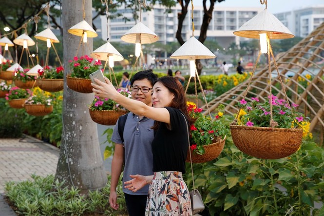 Giới trẻ tấp nập đến Hội hoa xuân Phú Mỹ Hưng 'sống ảo' - ảnh 8