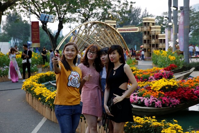 Giới trẻ tấp nập đến Hội hoa xuân Phú Mỹ Hưng 'sống ảo' - ảnh 9