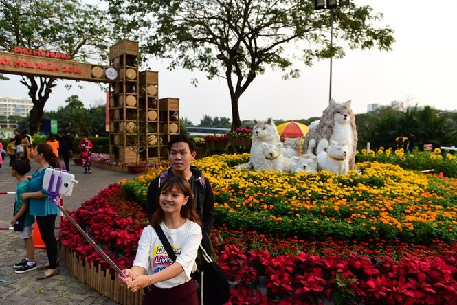 Giới trẻ tấp nập đến Hội hoa xuân Phú Mỹ Hưng 'sống ảo' - ảnh 6
