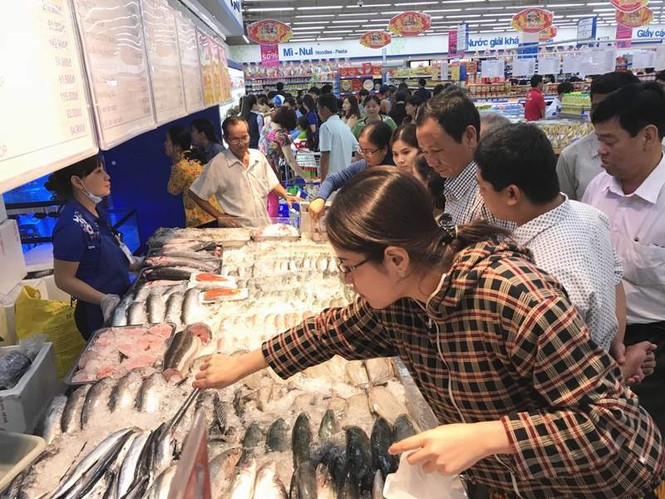 Siêu thị quá tải, người dân nhích từng cm chờ tính tiền - ảnh 2