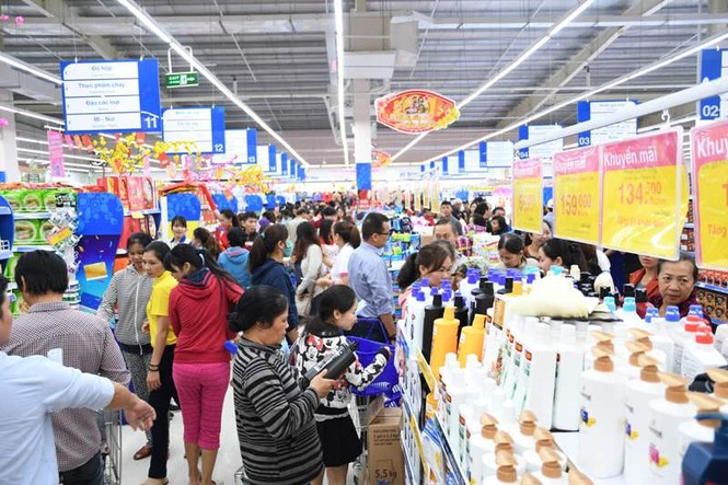 Siêu thị quá tải, người dân nhích từng cm chờ tính tiền - ảnh 1