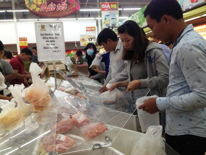 Siêu thị quá tải, người dân nhích từng cm chờ tính tiền - ảnh 6