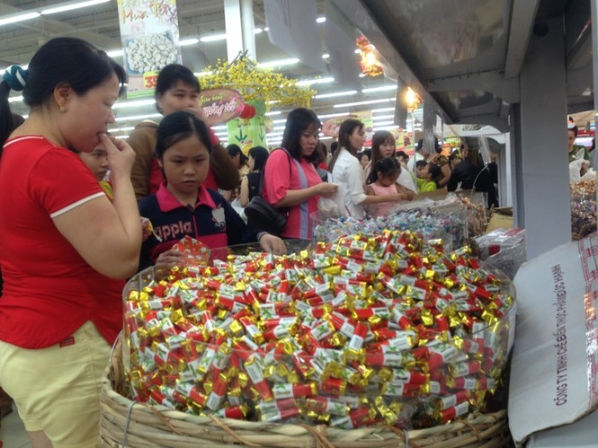 Siêu thị quá tải, người dân nhích từng cm chờ tính tiền - ảnh 5