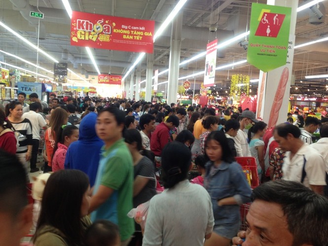 Siêu thị quá tải, người dân nhích từng cm chờ tính tiền - ảnh 9