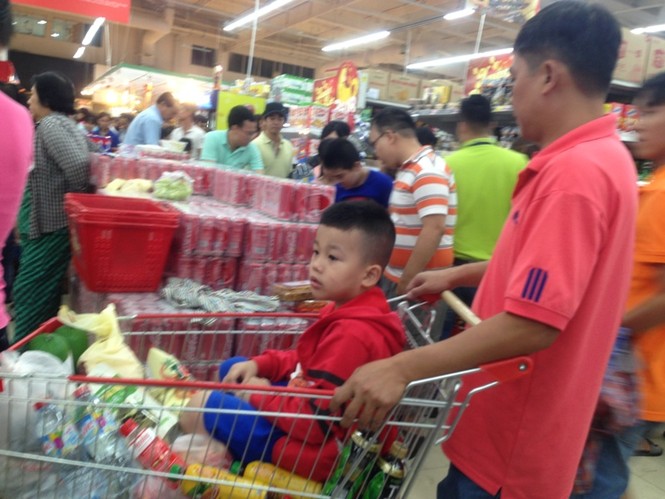 Siêu thị quá tải, người dân nhích từng cm chờ tính tiền - ảnh 13