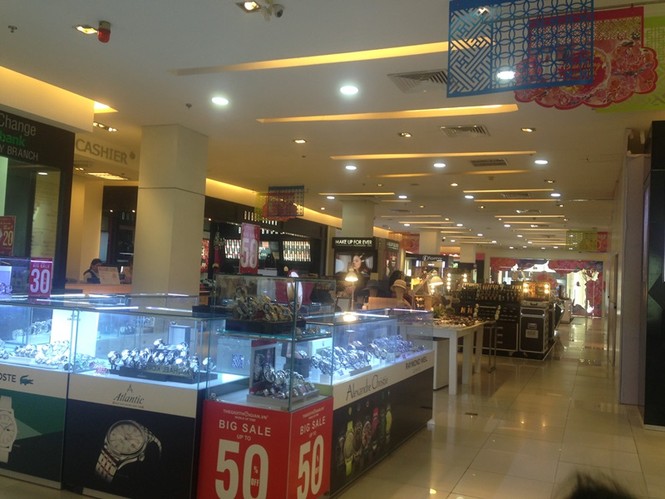 Hàng thời trang ở trung tâm thương mại Sài Gòn vắng hoe - ảnh 10