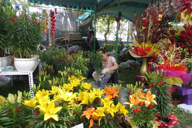 Lo bị 'ép rác', hoa tết xả hàng sớm ở Sài Gòn - ảnh 14
