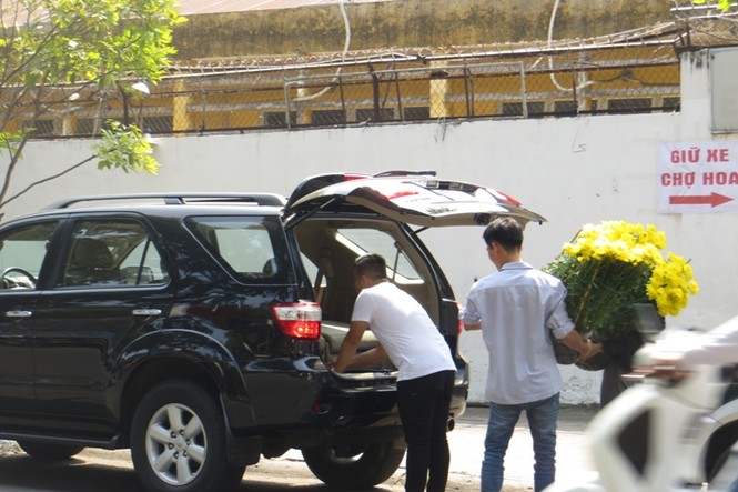 Lo bị 'ép rác', hoa tết xả hàng sớm ở Sài Gòn - ảnh 11