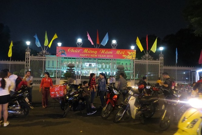 Dân Sài Gòn ùn ùn đi đón giao thừa, nhiều tuyến đường kẹt xe - ảnh 14