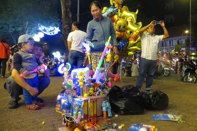 Dân Sài Gòn ùn ùn đi đón giao thừa, nhiều tuyến đường kẹt xe - ảnh 10