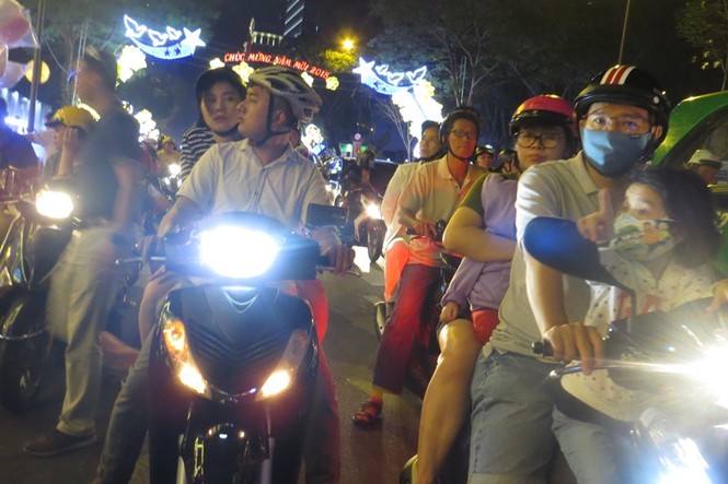 Dân Sài Gòn ùn ùn đi đón giao thừa, nhiều tuyến đường kẹt xe - ảnh 7