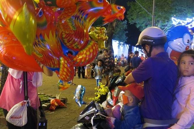 Dân Sài Gòn ùn ùn đi đón giao thừa, nhiều tuyến đường kẹt xe - ảnh 13