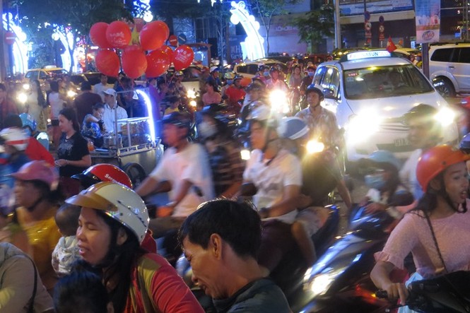 Dân Sài Gòn ùn ùn đi đón giao thừa, nhiều tuyến đường kẹt xe - ảnh 5