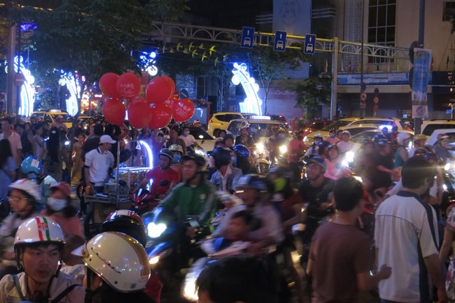 Dân Sài Gòn ùn ùn đi đón giao thừa, nhiều tuyến đường kẹt xe - ảnh 4