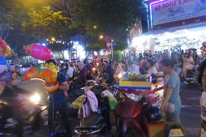 Dân Sài Gòn ùn ùn đi đón giao thừa, nhiều tuyến đường kẹt xe - ảnh 1