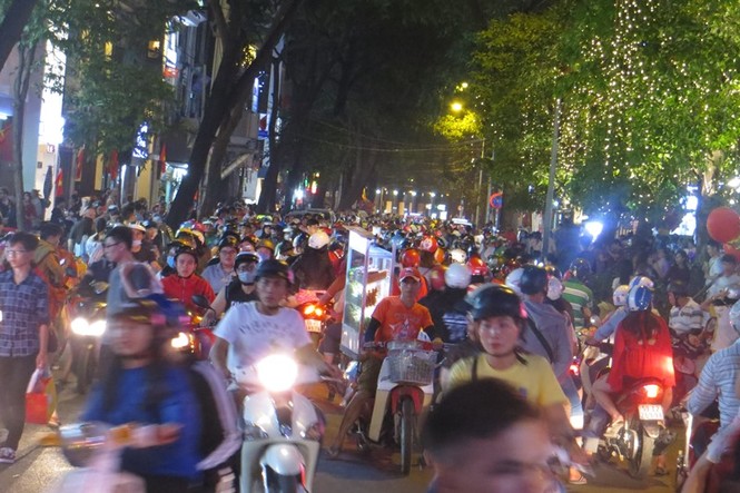 Dân Sài Gòn ùn ùn đi đón giao thừa, nhiều tuyến đường kẹt xe - ảnh 2