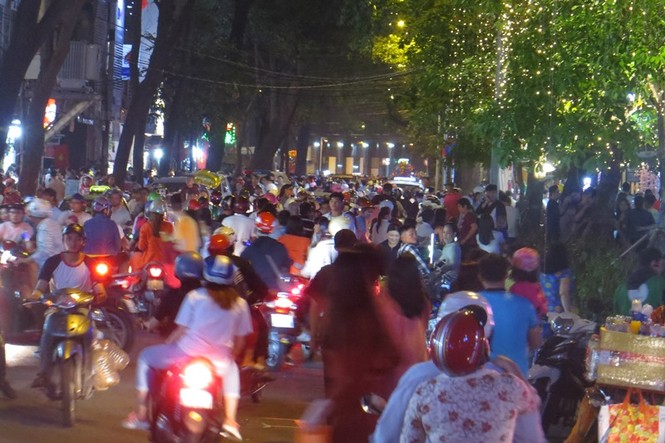 Dân Sài Gòn ùn ùn đi đón giao thừa, nhiều tuyến đường kẹt xe - ảnh 3