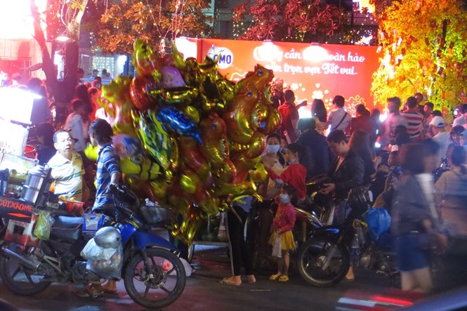Dân Sài Gòn ùn ùn đi đón giao thừa, nhiều tuyến đường kẹt xe - ảnh 8