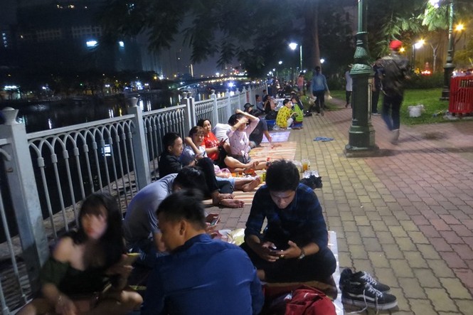 50.000 đồng một tấm bạt ngồi xem pháo hoa giao thừa ở Sài Gòn - ảnh 1