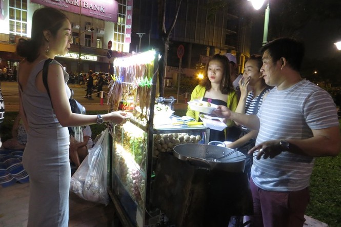 50.000 đồng một tấm bạt ngồi xem pháo hoa giao thừa ở Sài Gòn - ảnh 5