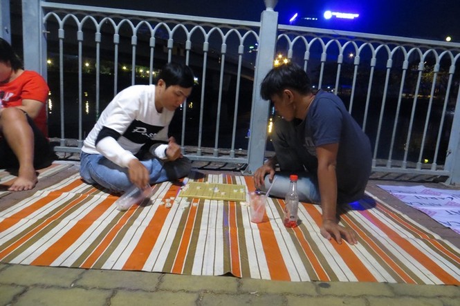 50.000 đồng một tấm bạt ngồi xem pháo hoa giao thừa ở Sài Gòn - ảnh 3