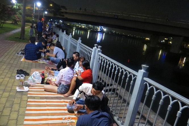 50.000 đồng một tấm bạt ngồi xem pháo hoa giao thừa ở Sài Gòn - ảnh 2