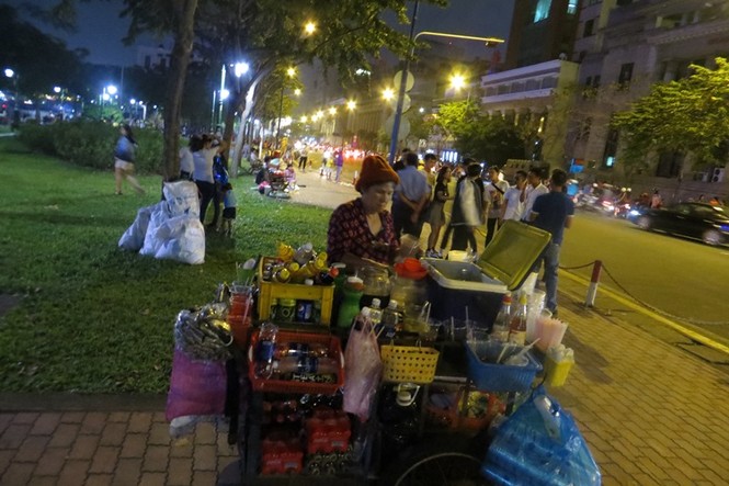 50.000 đồng một tấm bạt ngồi xem pháo hoa giao thừa ở Sài Gòn - ảnh 6