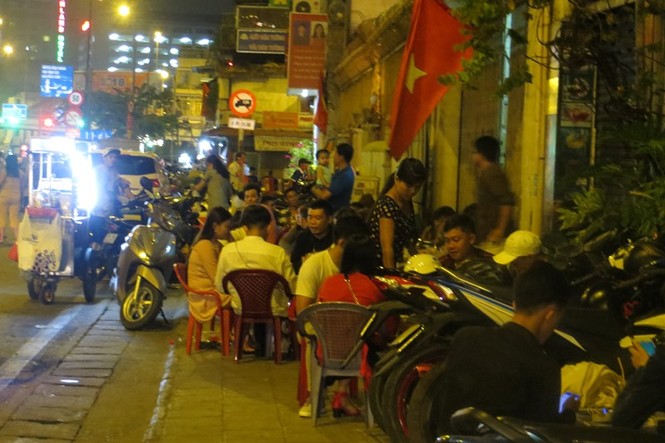 50.000 đồng một tấm bạt ngồi xem pháo hoa giao thừa ở Sài Gòn - ảnh 7