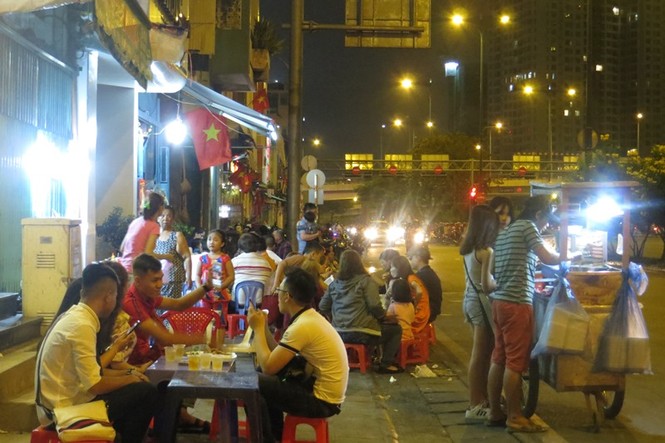 50.000 đồng một tấm bạt ngồi xem pháo hoa giao thừa ở Sài Gòn - ảnh 8