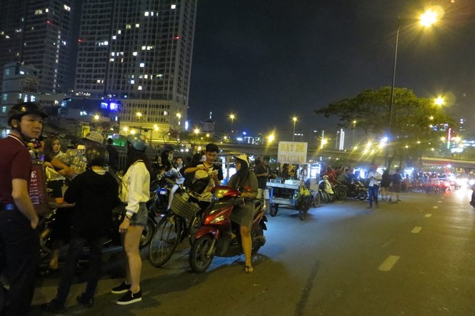 50.000 đồng một tấm bạt ngồi xem pháo hoa giao thừa ở Sài Gòn - ảnh 9