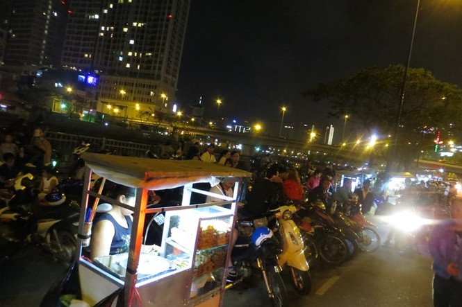 50.000 đồng một tấm bạt ngồi xem pháo hoa giao thừa ở Sài Gòn - ảnh 10