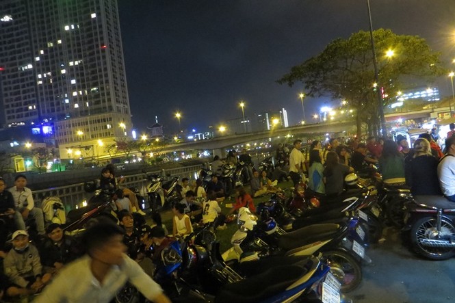 50.000 đồng một tấm bạt ngồi xem pháo hoa giao thừa ở Sài Gòn - ảnh 11