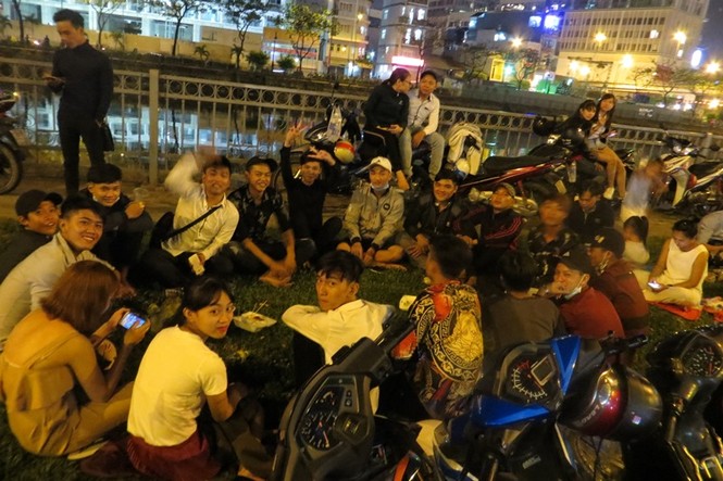 50.000 đồng một tấm bạt ngồi xem pháo hoa giao thừa ở Sài Gòn - ảnh 12