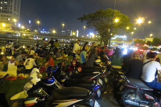 50.000 đồng một tấm bạt ngồi xem pháo hoa giao thừa ở Sài Gòn - ảnh 13