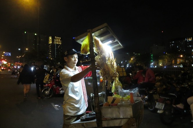 50.000 đồng một tấm bạt ngồi xem pháo hoa giao thừa ở Sài Gòn - ảnh 4