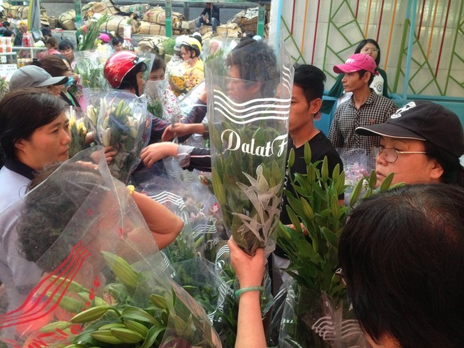 100.000 đồng/4 chậu hoa Tết ở Sài Gòn chiều cuối năm - ảnh 4